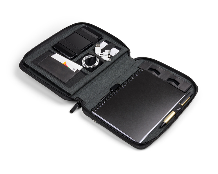Etui na tablet z power bankiem TYRONE 5000 mAh 
Nowoczesne i funkcjonalne etui na tablet zamykane na zamek. Z przodu znajdują się trzy kieszonki do przechowywania najczęściej używanych rzeczy: telefon, długopis, wizytówki. Wewnątrz wiele przegródek, kieszonek i uchwytów zapewniających doskonałą organizację przedmiotów, a także notes A5 w linie. Umieszczając tablet w specjalnej kieszeni można mieć pewnośc, że jest on odpowiednio chroniony przed uszkodzeniem. Wbudowany power bank o pojemności 5000 mAh zapewni znakomity zapas energii dla tabletu oraz innych urządzeń mobilnych i pozwoli na kontynuację pracy nawet po wyczerpaniu się baterii. Teczka posiada także stojak na tablet lub smartfon.