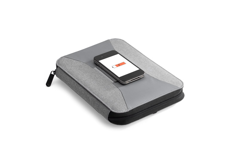 Teczka z power bankiem 5000 mAh i ładowarką indukcyjną SENA Teczka z power bankiem i ładowarką indukcyjną SENA to innowacyjny produkt.
Bardzo pojemna i wygodna w użytkowaniu. Wewnątrz znajduje się notes, zakładki na wizytówki, miejsce na długopis, a także nowatorski power bank o mocy 5000 mAh, umożliwiający naładowanie telefonu bezprzewodowo. Na okładce teczki jest specjalne miejsce na telefon. Do zestawu dołączony jest również kabelek do naładowania power banków lub telefonów nie posiadających funkcji ładowania bezprzewodowego.
Okładka wykonana jest z poliestru, w uniwersalnym szarym kolorze. 
UWAGA: Należy odczekać ok. 1 min po podłączeniu urządzenia w celu stabilizacji pola elektromagnetycznego.
UWAGA - Inne opakowanie. Reklamacji na to nie przyjmujemy.