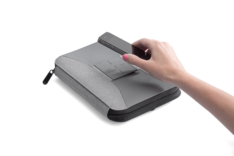 Teczka z power bankiem 5000 mAh i ładowarką indukcyjną SENA Teczka z power bankiem i ładowarką indukcyjną SENA to innowacyjny produkt.
Bardzo pojemna i wygodna w użytkowaniu. Wewnątrz znajduje się notes, zakładki na wizytówki, miejsce na długopis, a także nowatorski power bank o mocy 5000 mAh, umożliwiający naładowanie telefonu bezprzewodowo. Na okładce teczki jest specjalne miejsce na telefon. Do zestawu dołączony jest również kabelek do naładowania power banków lub telefonów nie posiadających funkcji ładowania bezprzewodowego.
Okładka wykonana jest z poliestru, w uniwersalnym szarym kolorze. 
UWAGA: Należy odczekać ok. 1 min po podłączeniu urządzenia w celu stabilizacji pola elektromagnetycznego.
UWAGA - Inne opakowanie. Reklamacji na to nie przyjmujemy.