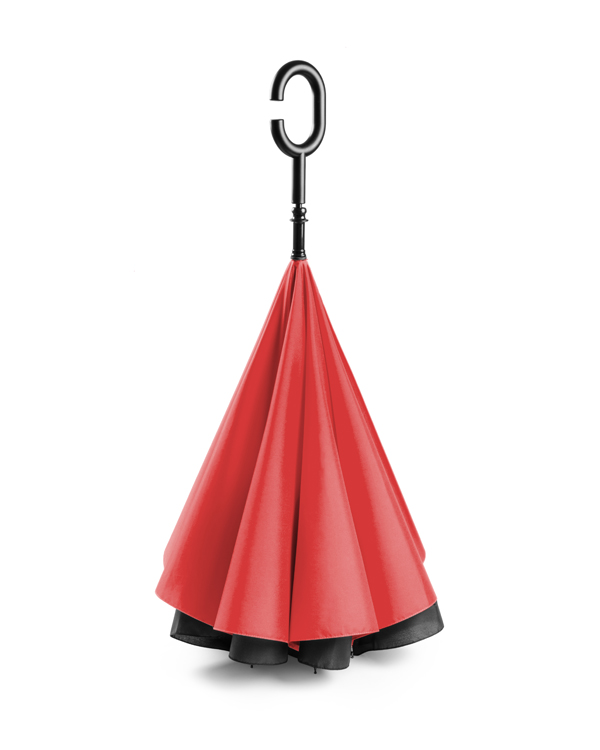 Parasol REVERS Rewolucyjny parasol REVERS wyróżnia się nie tylko kształtem ale też funkcjonalnością. Poprzez odwrócenie ruchu zamknięcia parasola woda, która osadziła się na czaszy pozostaje wewnątrz. Dzięki temu użytkownik oraz otoczenie pozostają suche. Dodatkowo parasol wyróżnia się charakterystyczną rączką, która jest bardzo przydatna w sytuacjach gdy trzeba wykonać czynność obiema rękoma. Dwustronna czasza wykonana z poliestru 190T.