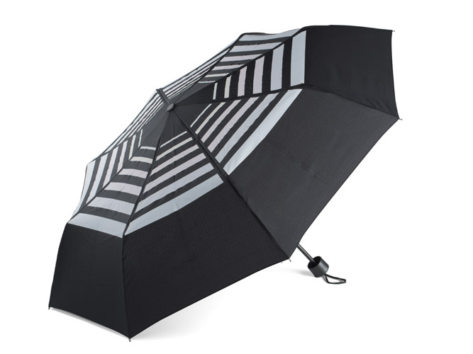 Parasol zmieniający kolor PASKEE Składany parasol manualny PASKEE to bardzo efektowny gadżet. Posiada zaprojektowany przez grafików Blue Collection nadruk zmieniający kolor pod wpływem wody. Parasol ma metalowy stelaż i jest wykonany z poliestru pongee 190T.
