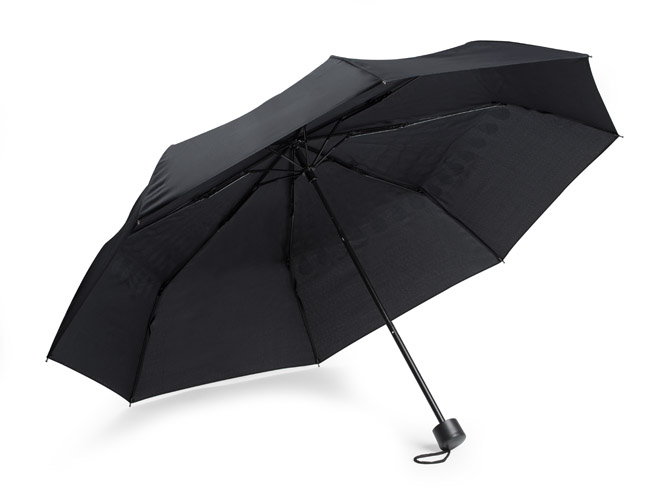 Parasol zmieniający kolor PASKEE Składany parasol manualny PASKEE to bardzo efektowny gadżet. Posiada zaprojektowany przez grafików Blue Collection nadruk zmieniający kolor pod wpływem wody. Parasol ma metalowy stelaż i jest wykonany z poliestru pongee 190T.