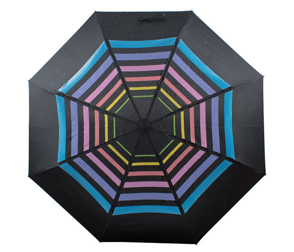Parasol zmieniający kolor PASKEE Składany parasol manualny PASKEE to bardzo efektowny gadżet. Posiada zaprojektowany przez grafików Blue Collection nadruk zmieniający kolor pod wpływem wody. Parasol ma metalowy stelaż i jest wykonany z poliestru pongee 190T.