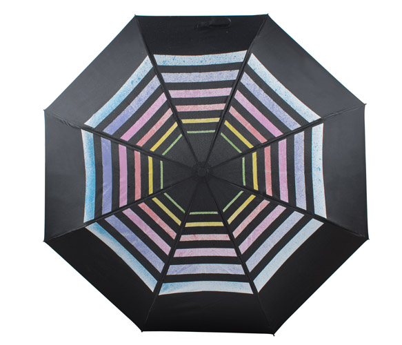 Parasol zmieniający kolor PASKEE Składany parasol manualny PASKEE to bardzo efektowny gadżet. Posiada zaprojektowany przez grafików Blue Collection nadruk zmieniający kolor pod wpływem wody. Parasol ma metalowy stelaż i jest wykonany z poliestru pongee 190T.