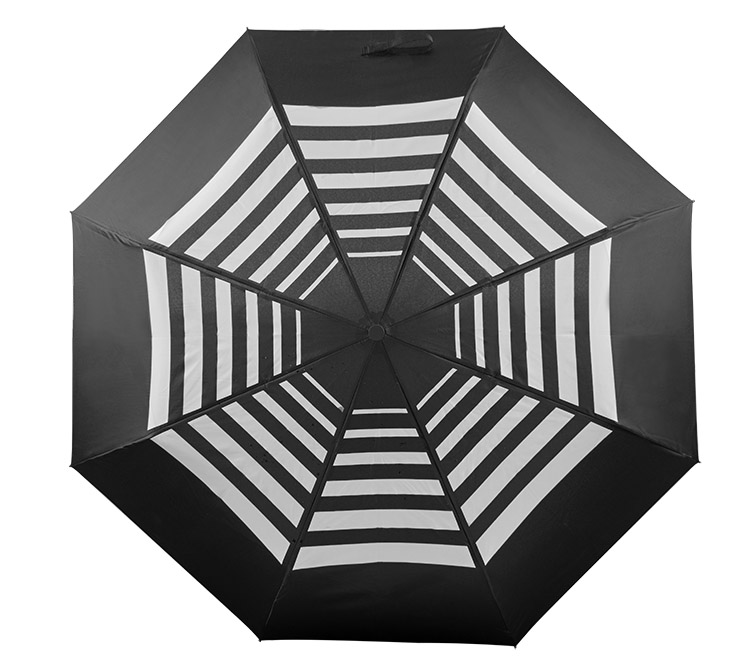 Parasol zmieniający kolor PASKEE Składany parasol manualny PASKEE to bardzo efektowny gadżet. Posiada zaprojektowany przez grafików Blue Collection nadruk zmieniający kolor pod wpływem wody. Parasol ma metalowy stelaż i jest wykonany z poliestru pongee 190T.