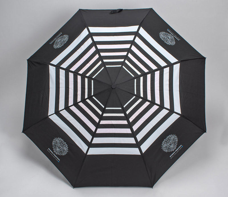 Parasol zmieniający kolor PASKEE Składany parasol manualny PASKEE to bardzo efektowny gadżet. Posiada zaprojektowany przez grafików Blue Collection nadruk zmieniający kolor pod wpływem wody. Parasol ma metalowy stelaż i jest wykonany z poliestru pongee 190T.