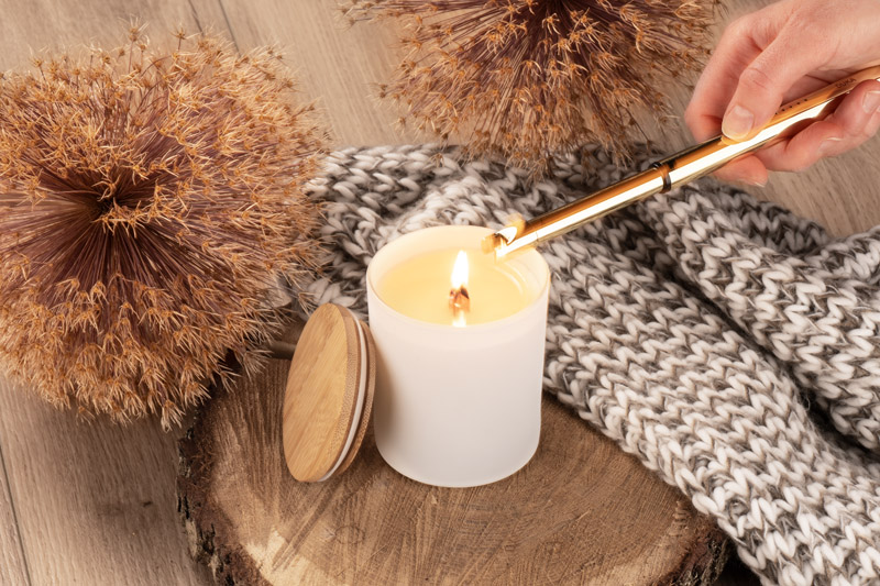 Świeca sojowa 220g - Library - VERA YOUNG Produkty Vera Young Candles są odlewane ręcznie. Wykonywane są z naturalnego wosku sojowego - są w 100% naturalne i ekologiczne. Dzięki woskom roślinnym świece są całkowicie bezpieczne dla zdrowia i nie zawierają szkodliwych substancji.
Eleganckie białe, matowe szkło z drewnianą pokrywką i drewnianym knotem. (Knot drewniany w zależności od rodzaju produkcji może różnić się wyglądem.)  