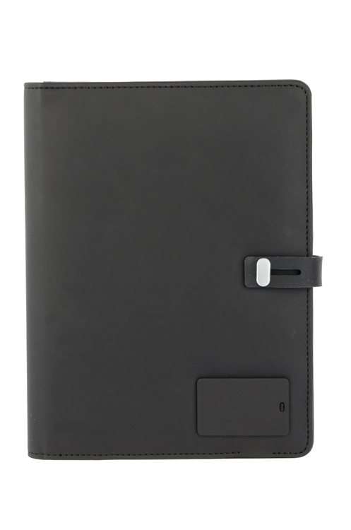 Teczka z power bankiem ENI A5, 4000 mAh Teczka z power bankiem to produkt idealny dla osób idących z duchem czasu. Mniejszy rozmiar pozwala na wygodę użytkowania. Wnętrze wyposażone jest w notes A5 w linie - 64 kartek , stojak na tablet lub telefon, kilka zakładek oraz kieszonek. Dzięki wbudowanemu power bankowi o mocy 4000 mAh daje możliwość naładowania telefonu lub innego mobilnego urządzenia.
Możliwość wykonania podświetlonego logo.